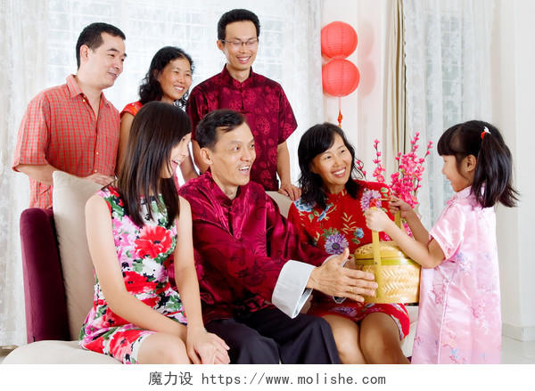 庆祝中国农历新年的亚洲家庭幸福一家人幸福家庭幸福的人拜年除夕